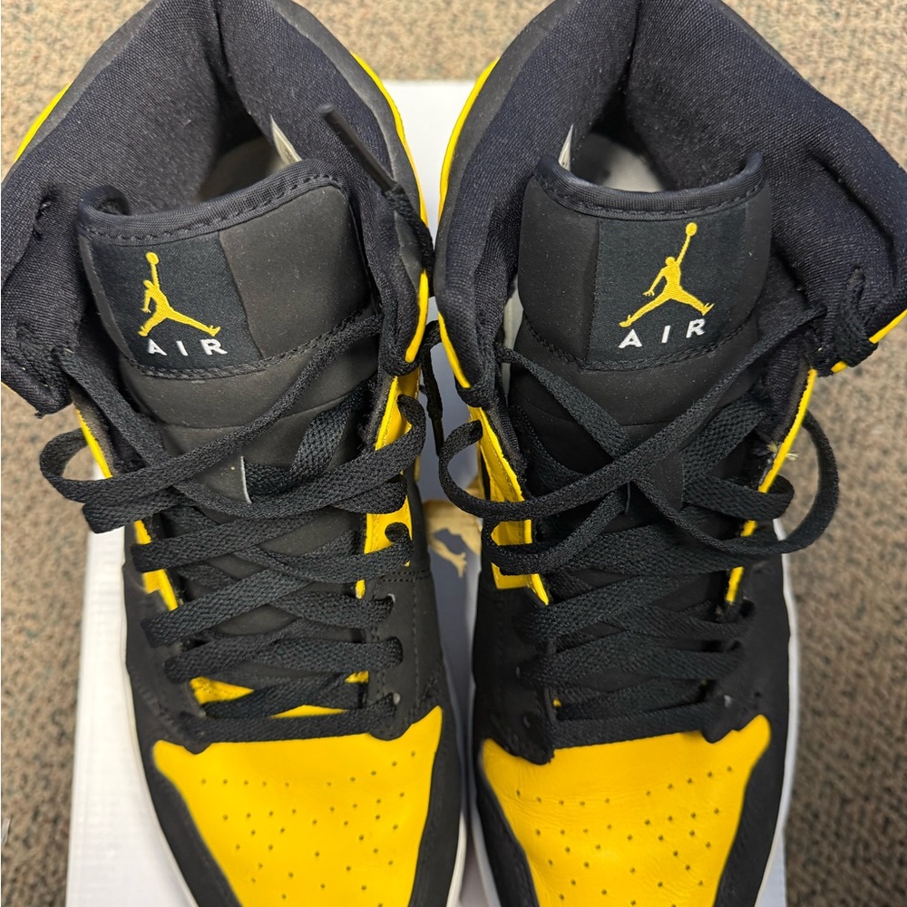 Jordan 1 Retro Beginning Moments Pack - Black and Yellow Sneakers - Picture 2 of 5